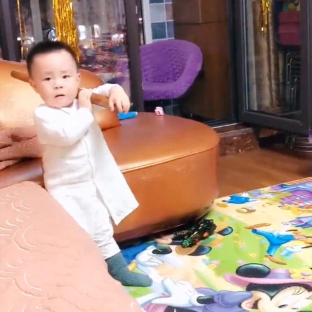宝爸假装打宝妈，宝宝看了不能忍，真不愧是妈妈的小棉袄