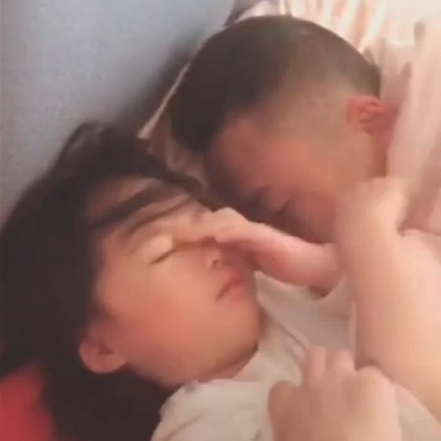 妈妈叫女儿和爸爸起床，两个人却无动于衷，让妈妈想哭