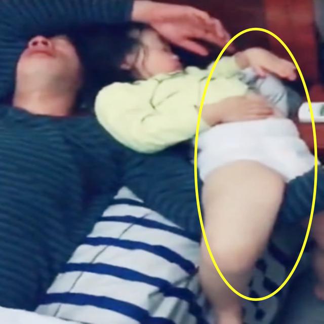 爸爸陪女儿睡觉，爷俩的睡姿让妈妈有点哭笑不得，网友：佩服
