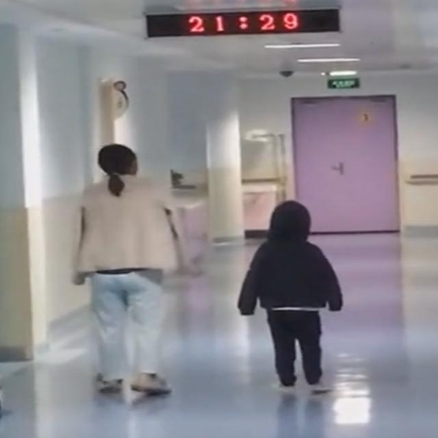 妈妈刚生完二胎，5岁儿子深夜陪妈妈做恢复，感动温暖了很多人