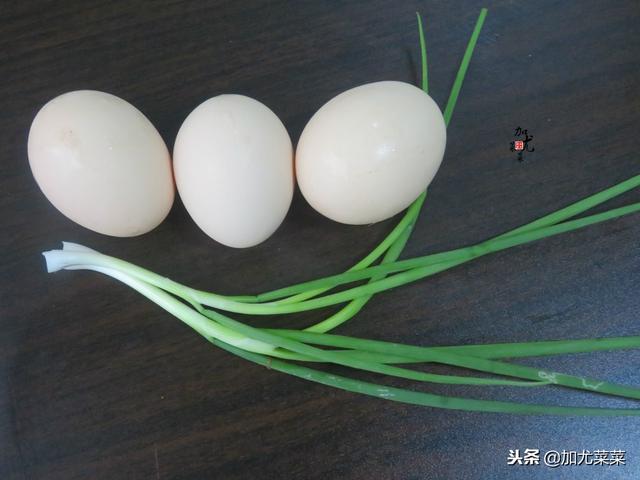 蒸鸡蛋羹有窍门，放凉水还是温水？怎样蒸滑嫩无蜂窝，技巧在这