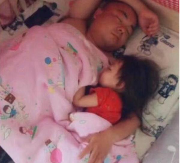 爸爸搂着“小情人”走红，镜头一转看笑了，儿子：我就是抱来的？