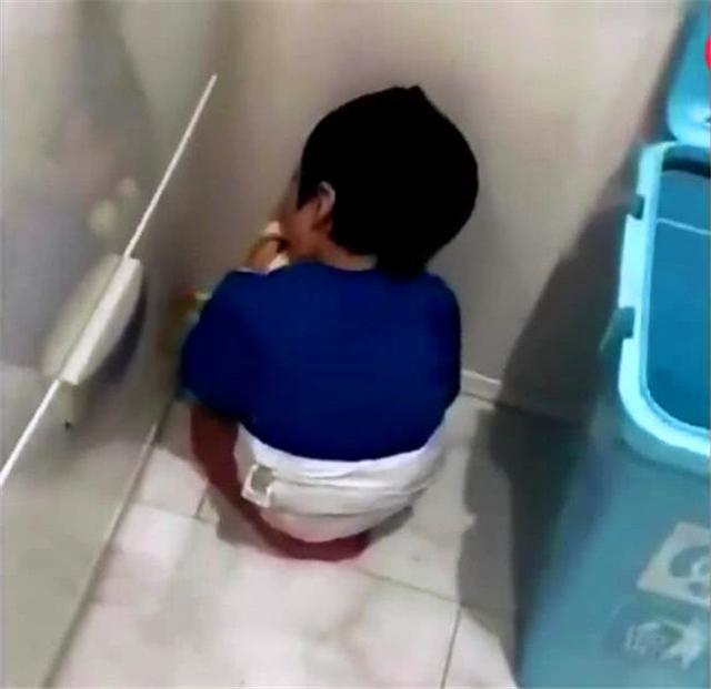 3岁儿子进厕所半天不出来，妈妈好奇推开门，看见的场面笑喷了