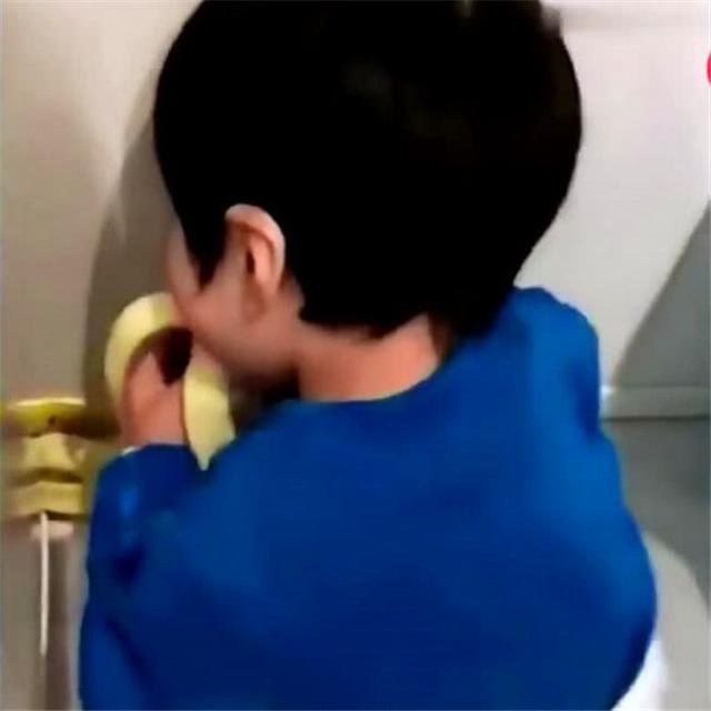 3岁儿子进厕所半天不出来，妈妈好奇推开门，看见的场面笑喷了