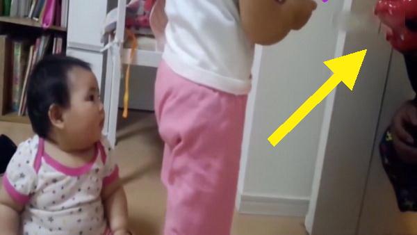 爸爸带娃，女儿成了“智能玩具”，被吓成这样仍不放过，气晕妈妈