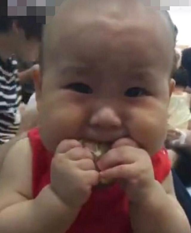 宝妈给崽崽一块水果，宝宝刚吃一口，整个表情都飞起来了