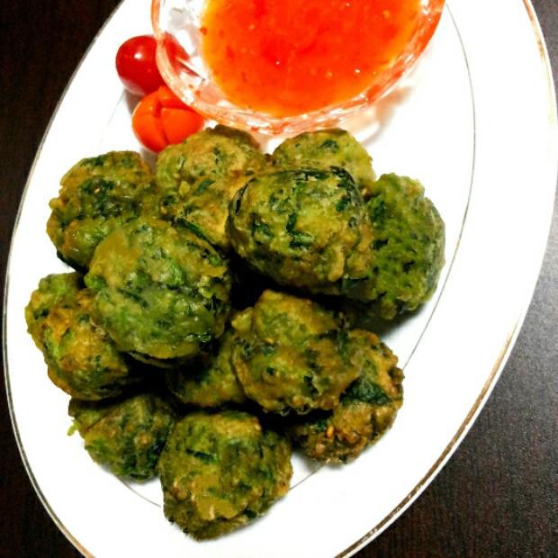 1把菠菜1个鸡蛋，做成丸子下锅炸，外焦里嫩，还能保护孩子视力