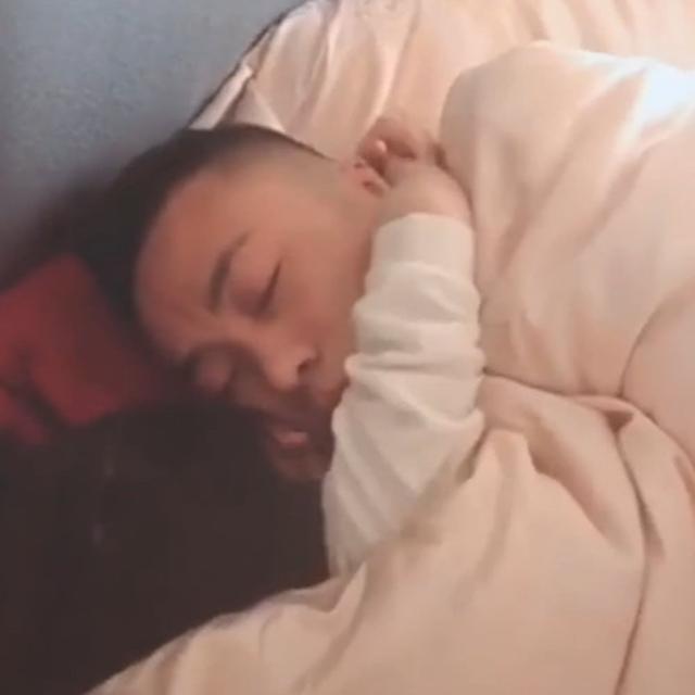妈妈叫女儿和爸爸起床，两个人却无动于衷，让妈妈想哭
