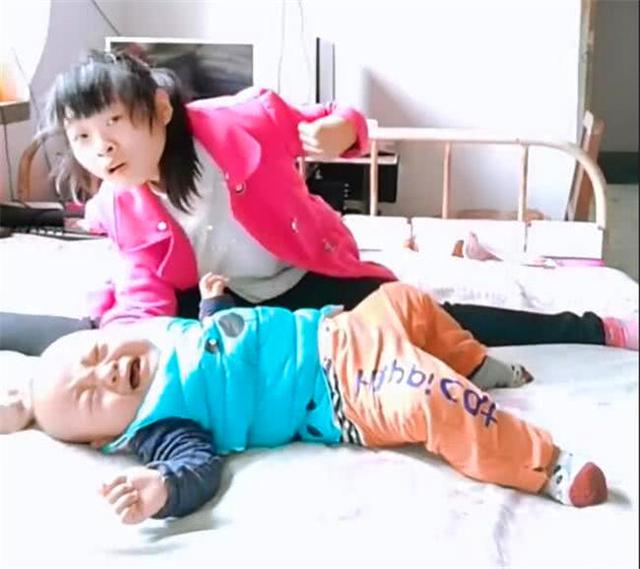 脑瘫妈妈想要宝宝,怀胎十月生下宝宝,看到孩子哭她只能无助落泪