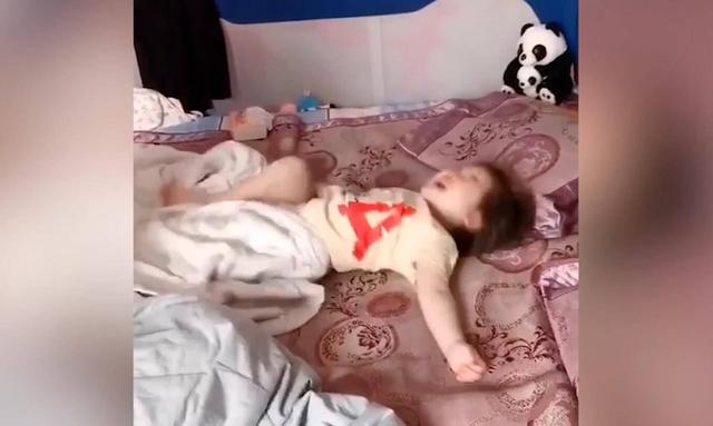 每天都被闹钟叫醒，宝宝的反应太真实，网友：这不就是我吗？
