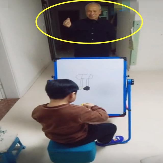 爷爷充当模特站了半天，孙子竟画成这样，奶奶笑的低下了头