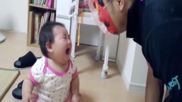 爸爸带娃，女儿成了“智能玩具”，被吓成这样仍不放过，气晕妈妈