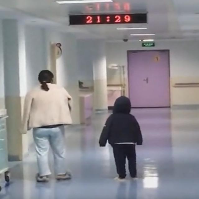妈妈刚生完二胎，5岁儿子深夜陪妈妈做恢复，感动温暖了很多人