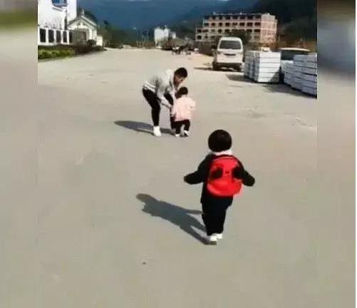 爸爸抱着别家孩子走了，女儿接下来的动作，让爸爸差点笑出眼泪来