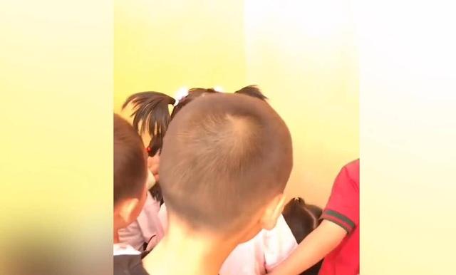 幼儿园孩子围成一团，齐喊加油，老师走进一看笑了，网友：真好