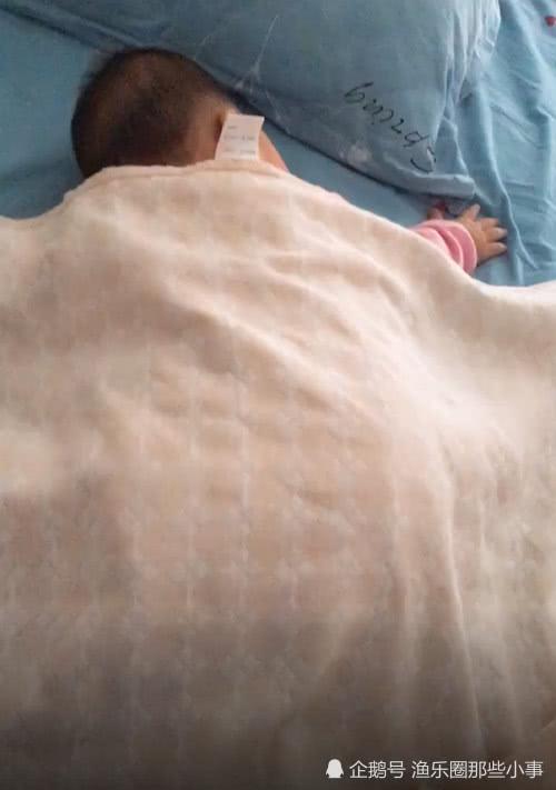 宝宝习惯被妈妈抱着睡，妈妈走后岂料被子里是这个光景！