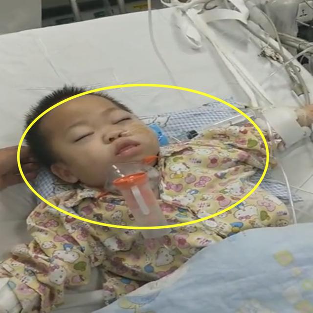 仅两岁儿子生病需做雾化，爸爸看着孩子的样子，忍不住流泪