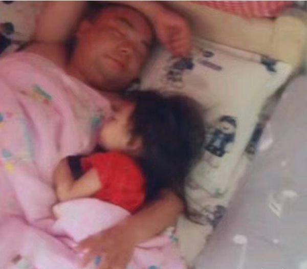 爸爸搂着“小情人”走红，镜头一转看笑了，儿子：我就是抱来的？