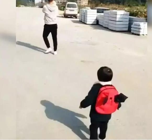 爸爸抱着别家孩子走了，女儿接下来的动作，让爸爸差点笑出眼泪来