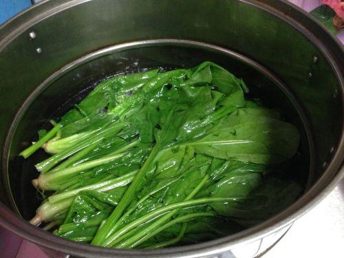 1把菠菜1个鸡蛋，做成丸子下锅炸，外焦里嫩，还能保护孩子视力