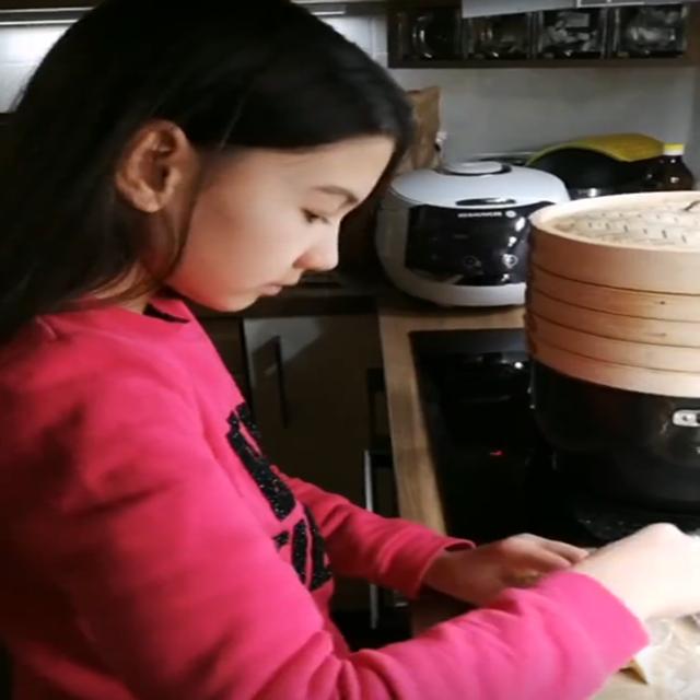 女儿第一次包饺子，害怕下水破掉用这个方法，网友直呼太有才了
