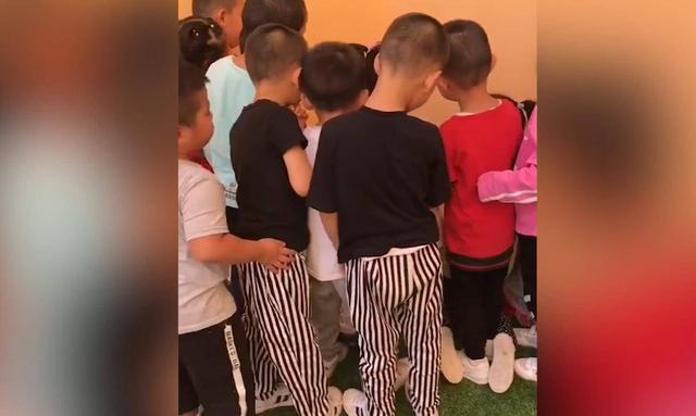 幼儿园孩子围成一团，齐喊加油，老师走进一看笑了，网友：真好