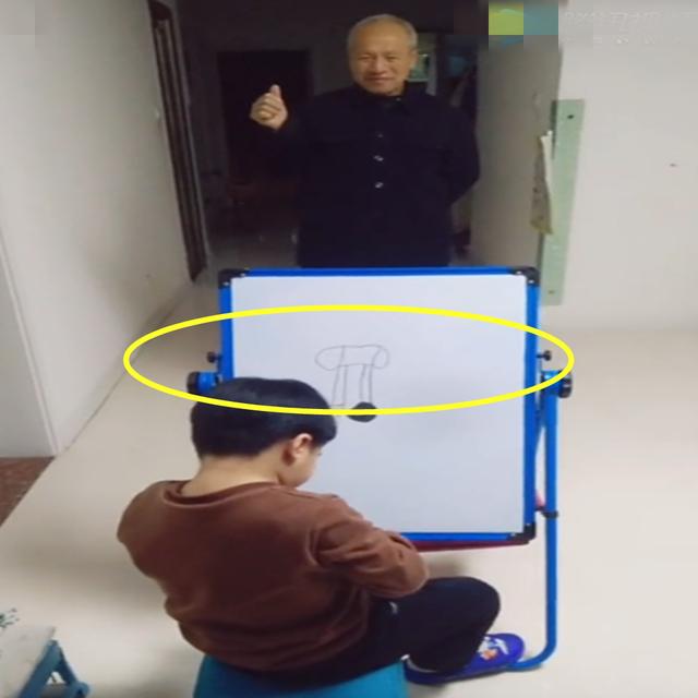 爷爷充当模特站了半天，孙子竟画成这样，奶奶笑的低下了头
