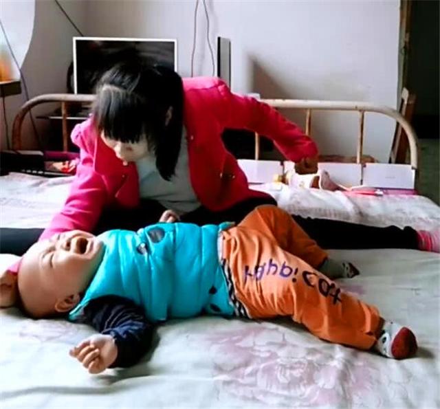 脑瘫妈妈想要宝宝,怀胎十月生下宝宝,看到孩子哭她只能无助落泪