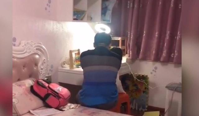 孩子写作业，博士爸爸都束手无策，妈妈：自己生的娃气死也得养大