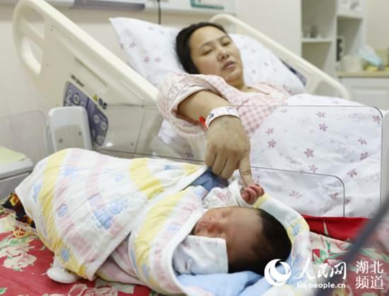 二胎妈妈脐带脱垂 “即刻剖宫产”10分钟“抢”出胎儿