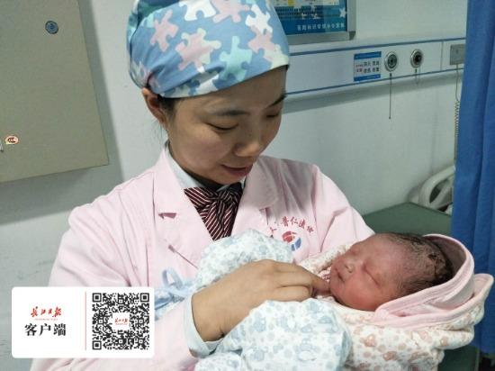 大宝要期末考试肚子疼还辅导学习，二胎妈妈把宝宝生在裤子里
