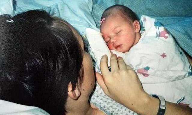 女孩19岁怀孕生女后不得已送人，17年后母女意外重逢