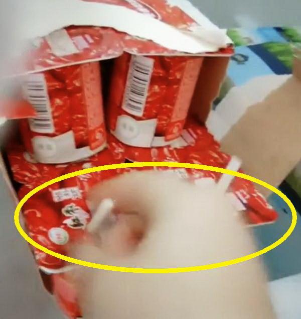 两岁女宝钻冰箱偷喝酸奶，姿势让妈妈乐了：高手！拍给未来女婿看