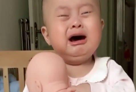 妈妈给宝宝买了个弟弟，可是宝宝的反应妈妈哭笑不得，太可爱了