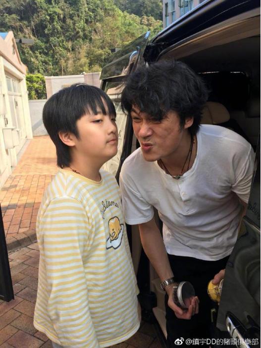 吴镇宇用玩具引诱儿子费曼亲他，结果费曼嫌弃的舔了一口他的脸！