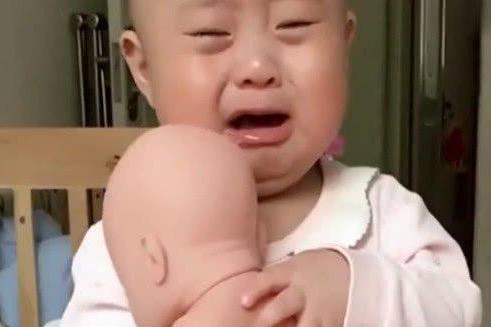 妈妈给宝宝买了个弟弟，可是宝宝的反应妈妈哭笑不得，太可爱了