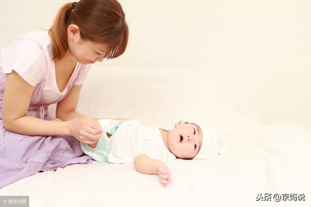 宝宝频繁吐奶呛奶，别只是傻傻的拍背了，这11招更管用！
