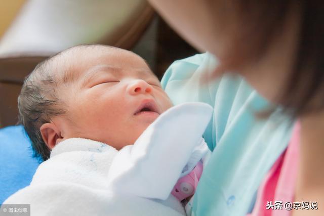 宝宝频繁吐奶呛奶，别只是傻傻的拍背了，这11招更管用！