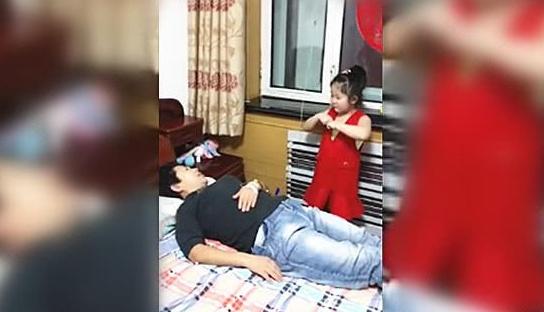 奶奶生病孙女哭，奶奶正感动时，孙女说的话让奶奶哭笑不得