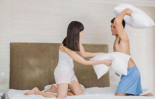 “妈，你在爸身上干啥？”孩他爹机智化解尴尬，看聪明的父母咋说