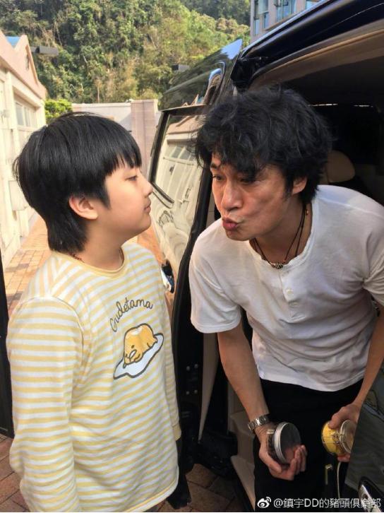 吴镇宇用玩具引诱儿子费曼亲他，结果费曼嫌弃的舔了一口他的脸！