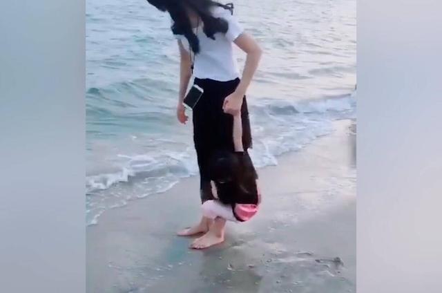 带着女儿去看海，海水飘来的一瞬间，女儿害怕的反应真是萌翻了