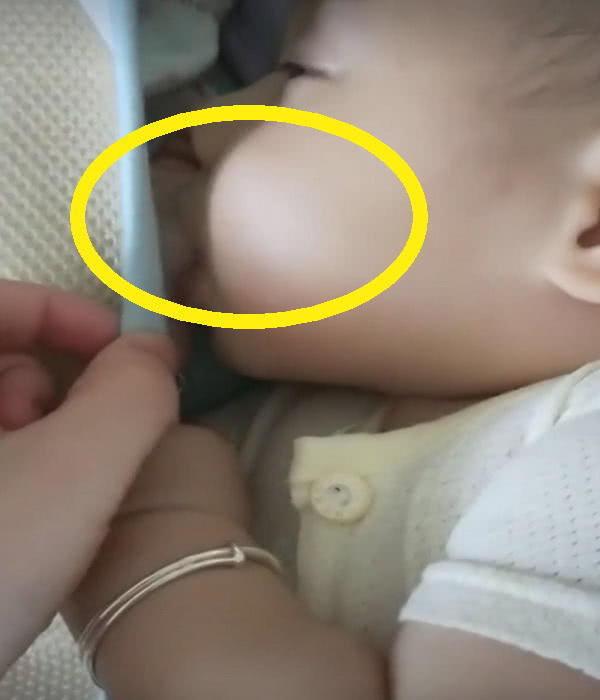 妈妈不让宝宝吃手指，“戏精”宝宝学会这一招，妈妈笑出声来