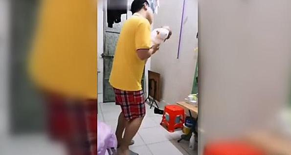 自打二胎生了个女儿，老公每天都是这样哄小棉袄的，看完不能笑