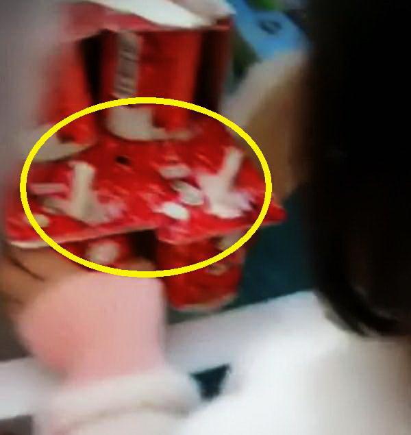 两岁女宝钻冰箱偷喝酸奶，姿势让妈妈乐了：高手！拍给未来女婿看