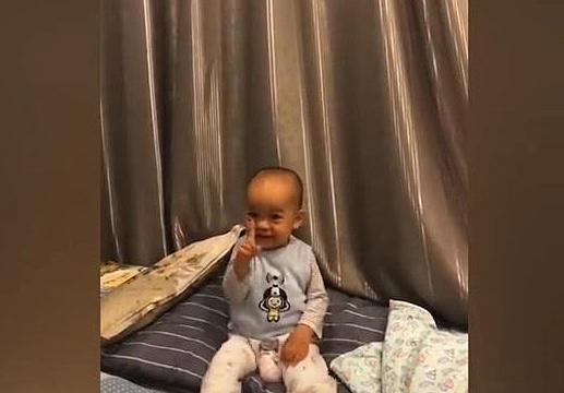 爸爸倒数三下命令宝宝睡觉，但是宝宝的举动，爸爸哭笑不得