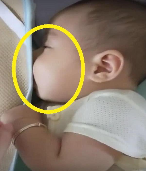 妈妈不让宝宝吃手指，“戏精”宝宝学会这一招，妈妈笑出声来