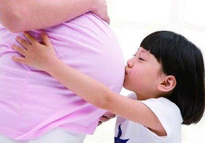 产妇生完孩子，产房外只有5岁女儿等着，护士看到孩子手心后哭了