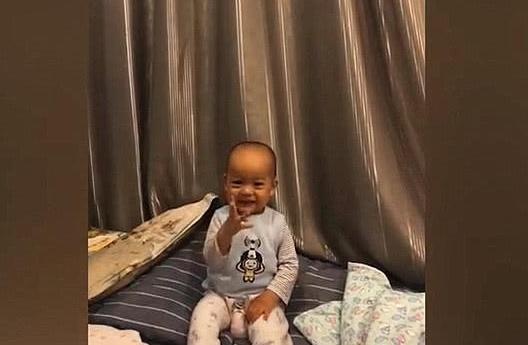 爸爸倒数三下命令宝宝睡觉，但是宝宝的举动，爸爸哭笑不得