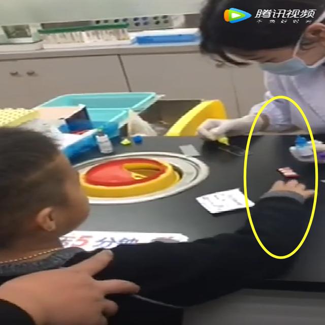 男孩害怕打针，用糖果“贿赂”护士，之后的行为让爸爸哭笑不得